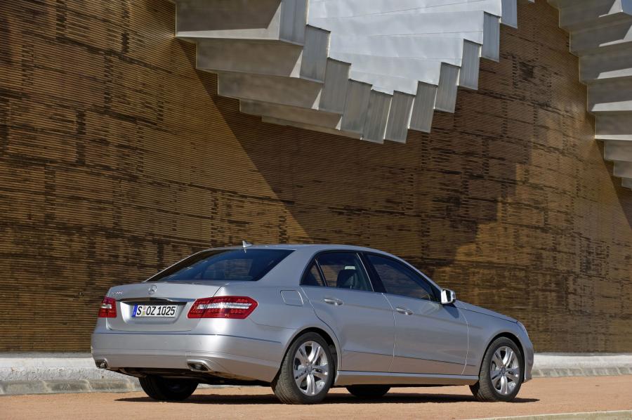  Mercedes-Benz E-Class 2010 года  (фото 33 из 128)
